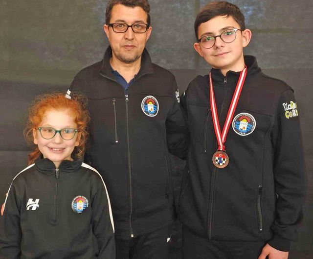 Çeşme Belediyesporlu satranççılar Antalya'da önemli dereceler elde etti