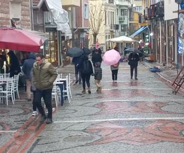 Edirne'de beklenen yağış başladı; Valilik kuvvetli rüzgâr uyarısı yaptı