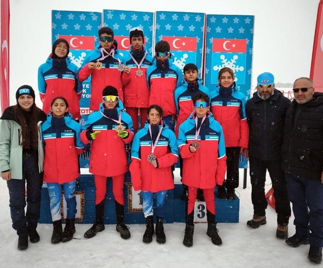 Erzincanlı kayakçılar Hakkari’deki yarışmadan 6 madalya ile döndü