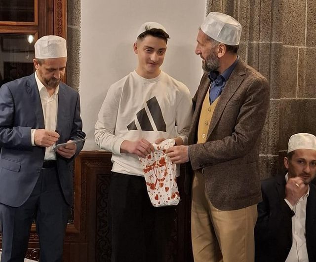 Erzurum'da Bakırcı Camii'nde buluşan gençlere ara tatil ödülleri verildi