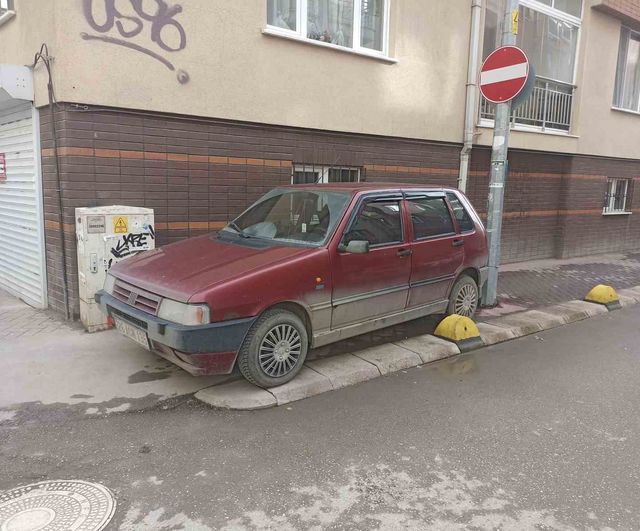 Eskişehir'de kaldırıma park eden araç yayaları ve engellileri engelledi