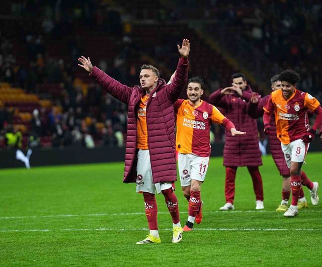 Galatasaray'da Lang, Icardi ve Osimhen taraftarlarla üçlü kutlama yaptı