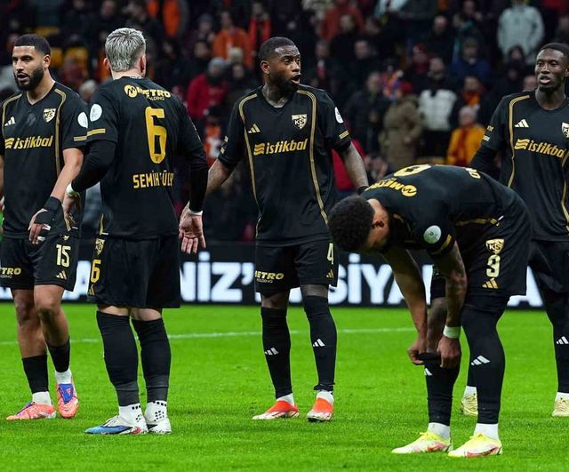 Galatasaray, Kayserispor karşısında ilk yarıyı 2-0 önde tamamladı