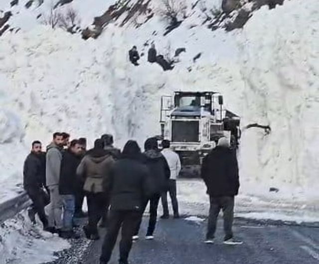 Hakkâri’de Van-Hakkâri ve Şırnak yollarında üç noktada çığ: Ulaşım kontrollü açıldı