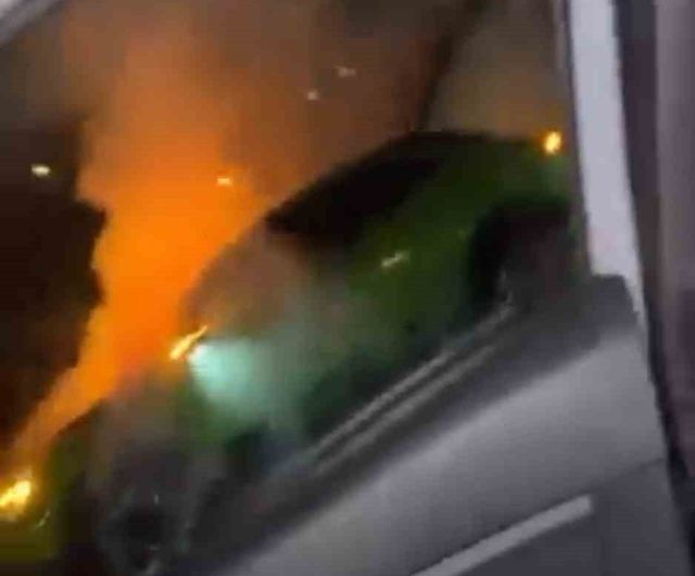 Haliç Köprüsü'nde Motor Bölümü Yanan Otomobili Yoldan Geçen Su Tankeri Söndürdü