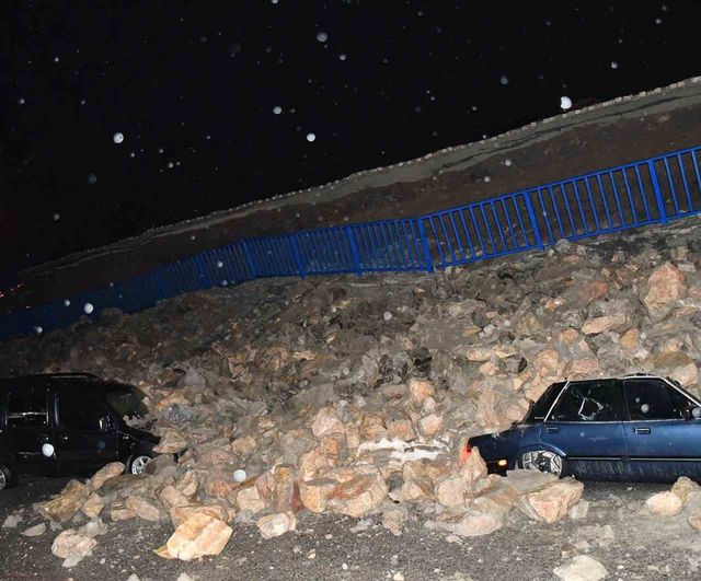 Hatay'da istinat duvarı park halindeki 7 aracın üzerine çöktü