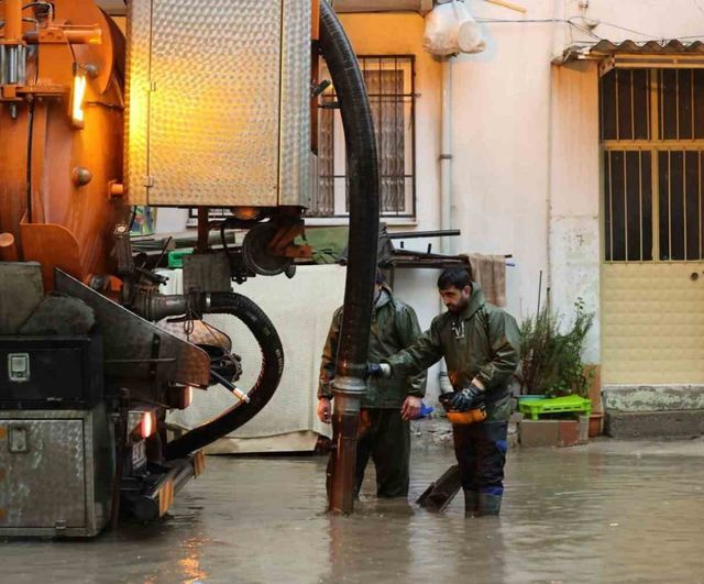 İzmir'de Turuncu Kod: 187 Su Baskını İhbarına Anında Müdahale, 500 Araç ve 1.600 Personel Sahada