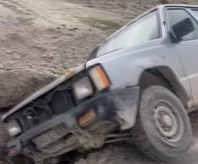 Karapınar'da yol çalışması kaynaklı kaza: Pikap çukura düştü, 1 yaralı