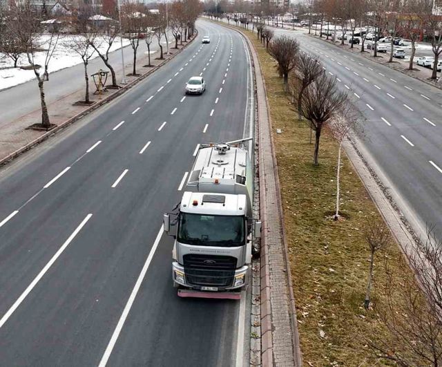Kayseri Büyükşehir Belediyesi kent genelinde temizlik çalışmalarını sürdürüyor