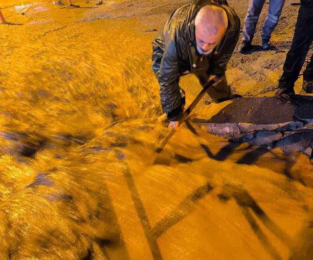 Kuşadası Belediyesi’nin yağış mesaisi aralıksız sürüyor