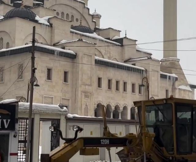 Patnos'ta Kar Temizleme Çalışmaları Koordineli ve Kesintisiz Sürdürülüyor