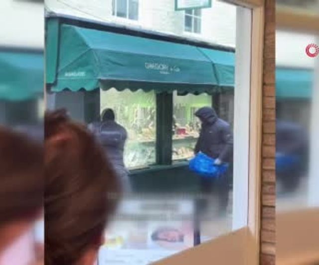 Richmond'ta sabah saatlerinde kuyumcu soygunu: Maskeli iki kişi vitrini balyozla kırdı