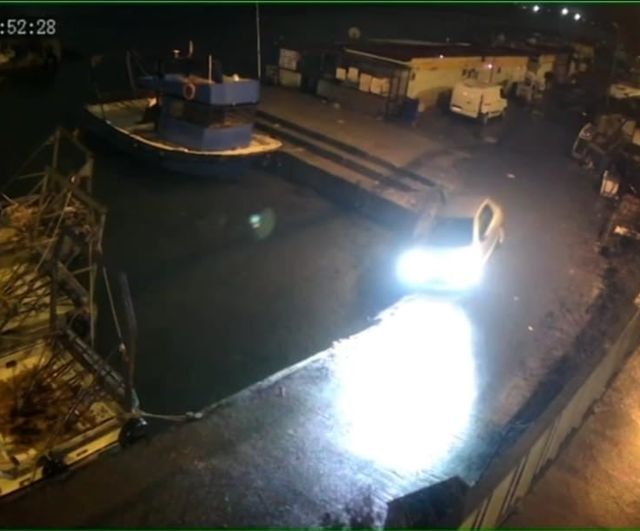 Sarıyer Rumeli Kavağı'nda aynı noktada ikinci kez mendirekte asılı kalan araç