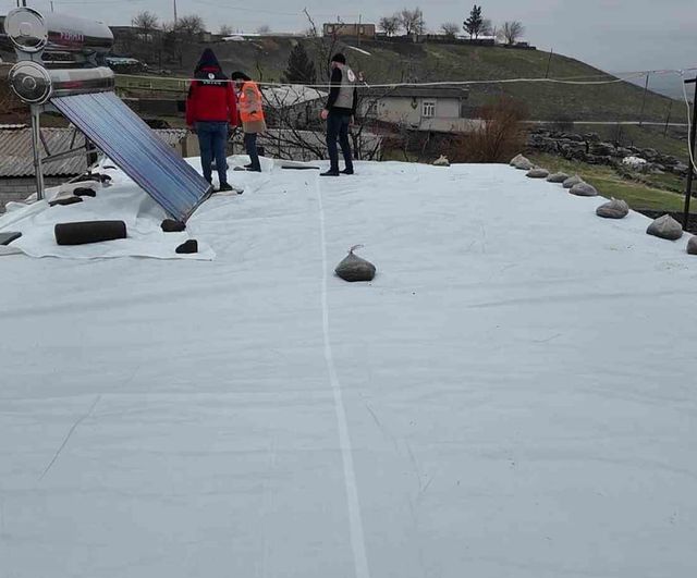 Siverek'te hasar gören aileye İyilik Sensin Derneği ve hayırseverlerden destek