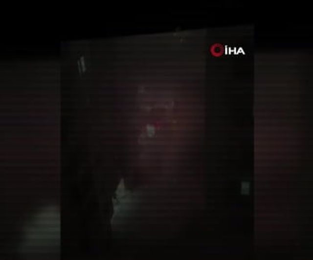 Zeytinburnu'da sitenin eksi 2'nci kat otoparkında çıkan yangın 5 araca zarar verdi