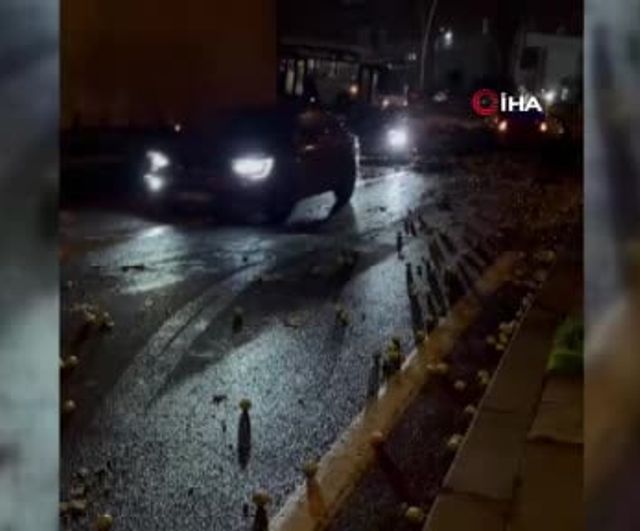 Ankara Yenimahalle'de kamyon kasasından dökülen elmalar ana yolu kapladı