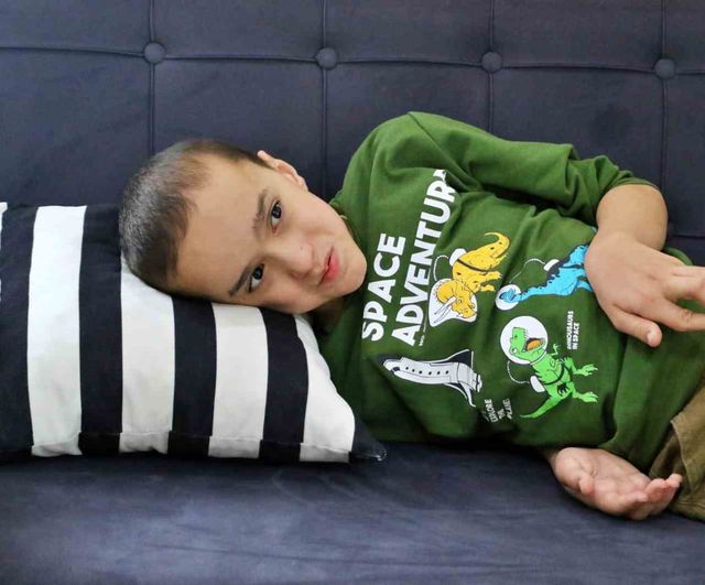 Antalya'da SOTOS ve otizm tanılı çocuğunu okuldan alan anne yaşadıklarını anlattı