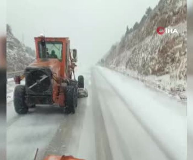 Antalya-Konya karayolu (Akseki-Seydişehir) kar yağışından etkileniyor: Alacabel'de 15 cm