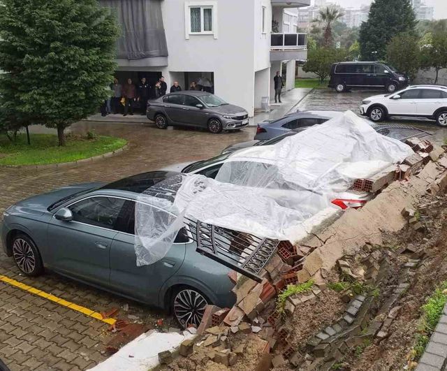 Aydın Efeler'de istinat duvarı yıkıldı: Park halindeki 5 araç zarar gördü