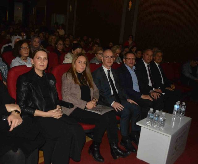 Ayvalık’ta 'Anadolu’nun Kapısı Çanakkale' müzikal halk dansları tiyatrosu sahnelendi