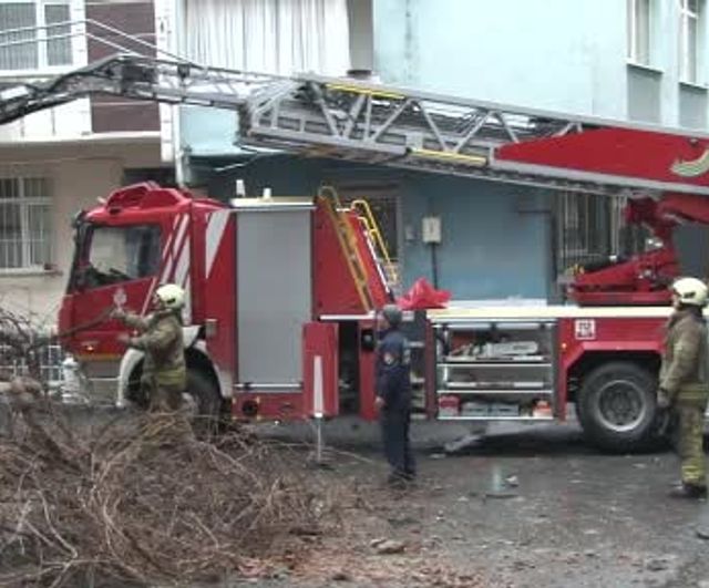 Bağcılar'da çatı katında kısmi çökme: 2 araç hasar gördü