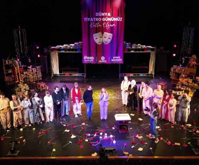 Bakırköy'de Dünya Tiyatro Günü'nde Aziz Nesin'in 'Eşeğin Gölgesi' ücretsiz sahnelendi