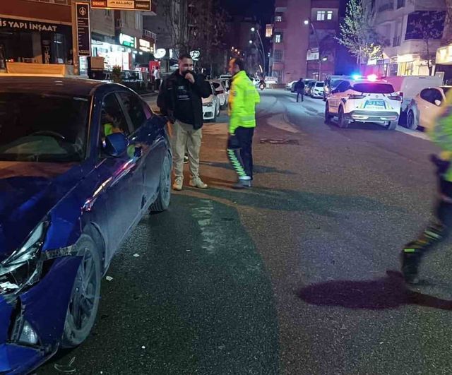 Batman'da otomobil önce yayaya sonra park halindeki araca çarptı: 1 yaralı