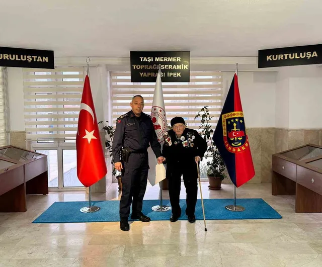 Bilecik İl Jandarma Komutanı Ali Vanlı, 91 yaşındaki şehit babası Osman Bayır'ı makamında karşıladı