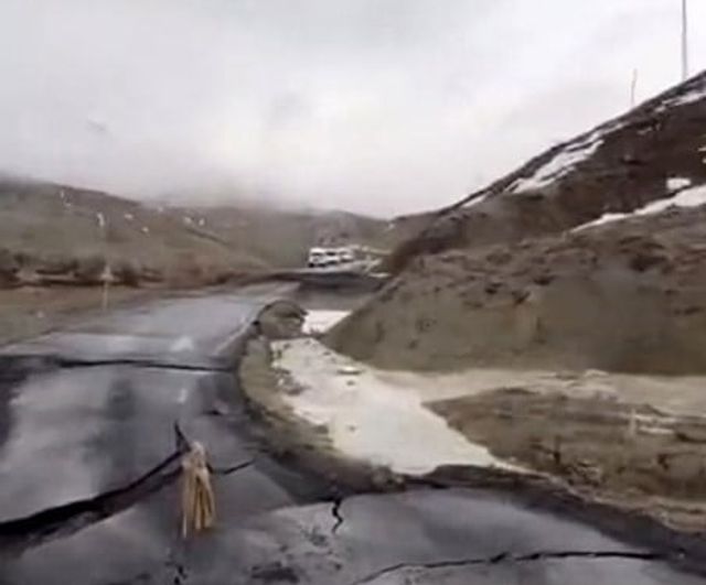 Bingöl'de Yelesen köyü grup yolunda toprak kayması: Ulaşım durdu