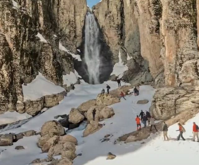 Bingöl'ün Çır Şelalesi kar erimesiyle coştu: Ziyaretçilere açıldı