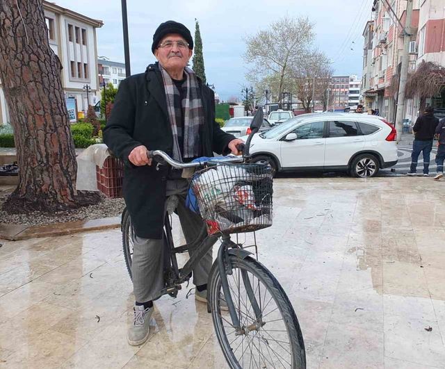 Burhaniye’de 81 yaşındaki Hüseyin Kocabıyık 55 yıldır bisikletle yaşamını sürdürüyor