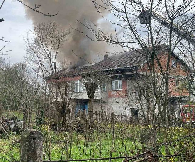 Çaycuma Perşembe'de iddia edilen doğalgaz patlaması sonucu ev yangını; patlama anı amatör kamerada