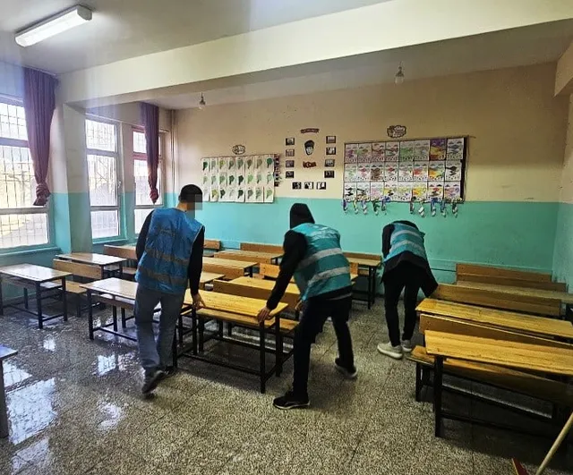 Cizre'de Denetimli Serbestlik Yükümlüleri 16 Ayda 212 Okulu Temizleyerek Eğitime Destek Verdi