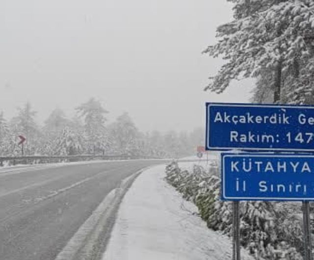 Demirci'de yüksek kesimlerde kar ve sis etkili: Görüş yer yer 20 metreye düştü