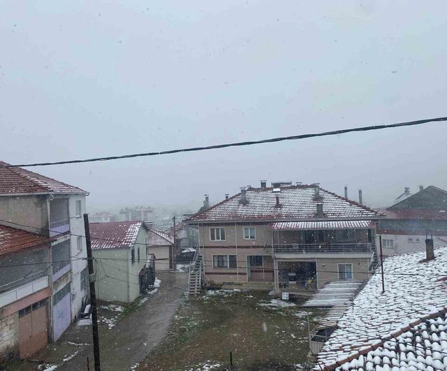 Demirci'nin yüksek kesimlerinde kar ve sis etkili; Akçakertik'te görüş 20 metreye düştü