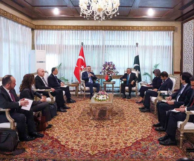 Dışişleri Bakanı Fidan, İslamabad'da Pakistanlı Mevkidaşı Muhammed Ishaq Dar ile Görüştü