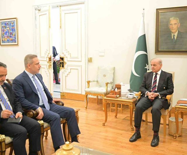Dışişleri Bakanı Hakan Fidan, İslamabad'da Pakistan Başbakanı Şahbaz Şerif ile görüştü