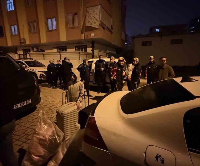 Diyarbakır Bağlar'da kolonlarında çatlama sesi duyulan bina tahliye edildi: 51 kişi tahliye edildi