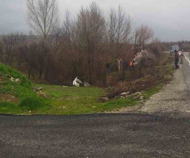 Elazığ Arıcak'ta otomobil dereye uçtu: 3 kişi yaralandı