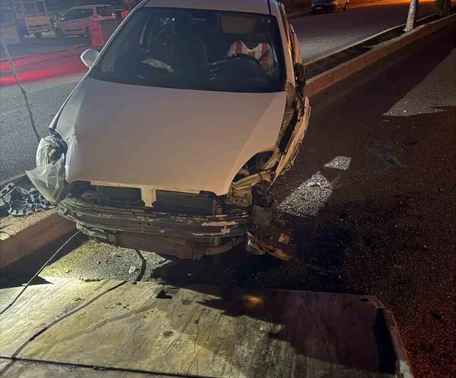 Elazığ’da Adnan Kahveci Bulvarı’nda otomobil yan yattı: 1 yaralı