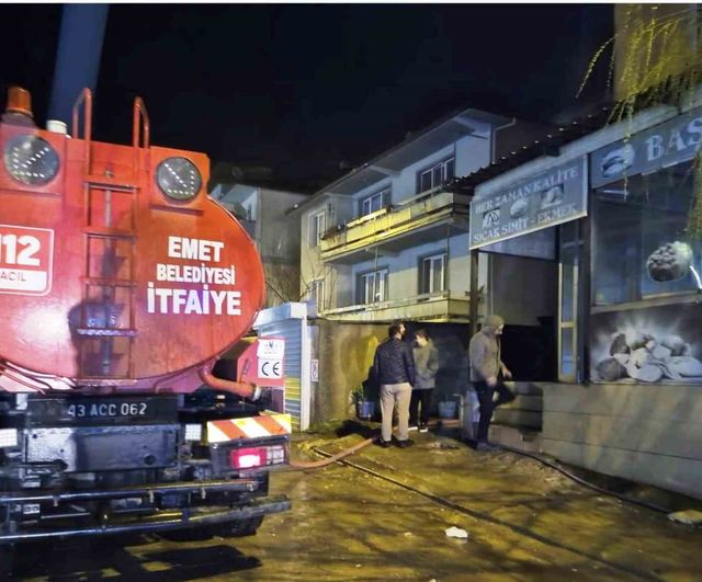 Emet’te fırın deposunda çıkan yangın itfaiyenin müdahalesiyle büyümeden söndürüldü
