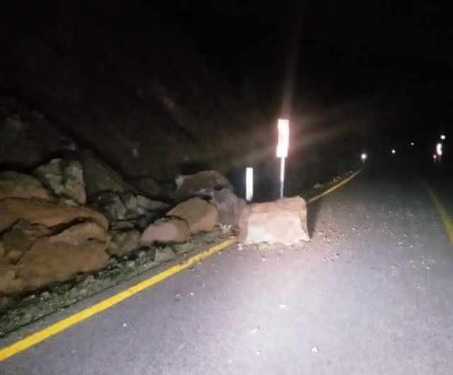 Emet’te Leylek Kıranı mevkiinde toprak kayması ulaşımı aksattı