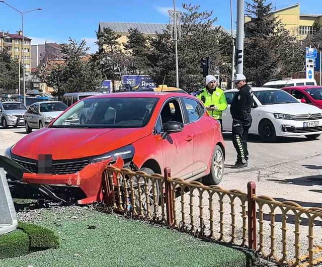 Erzurum'da sürücü köpeğinin üzerine atlaması sonucu direksiyon hakimiyetini kaybedip refüje çarptı