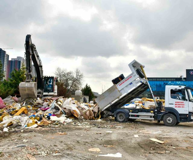Esenyurt Belediyesi kaba atıkları ayrıştırıp geri dönüşüme kazandırıyor