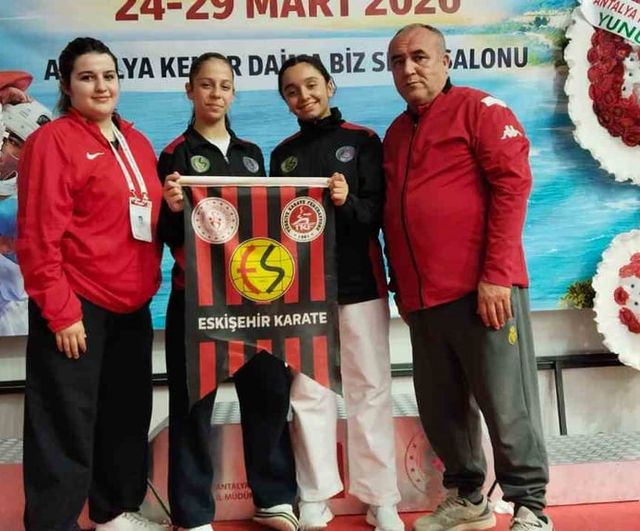 Eskişehirli karateciler Kemer'deki Türkiye Şampiyonası'ndan madalyalarla döndü