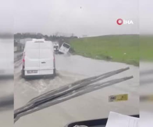 Eyüpsultan'da boş servis aracı yağışta su dolu kanala düştü