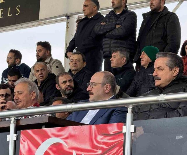 Fethiye-Bursaspor maçında Varank ve Çelik tribünde: Şampiyonluk yarışında kritik takip