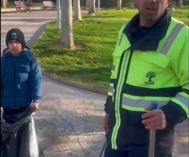 Gaziantep’te temizlik işçisi, küçük oğluyla birlikte çalışırken çevredekileri duygulandırdı