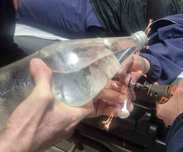 Gönen’de Parmağına Sıkışan Yüzük İtfaiye Ekibi Tarafından Kesilerek Çıkarıldı