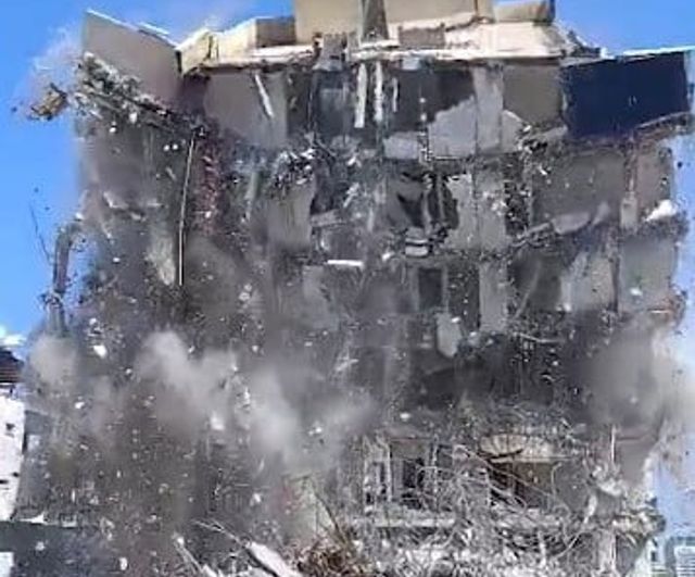 Hatay'da deprem hasarlı 7 katlı bina iş makinesiyle kontrollü yıkıldı